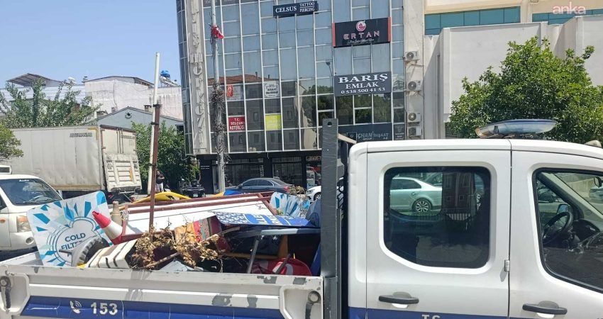 Efes Selçuk Belediyesi Zabıta Müdürlüğü ekipleri, kaldırımlarda vatandaşların geçişini engelleyen
