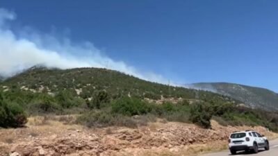 Isparta'nın Eğirdir ilçesine bağlı Barla köyü yakınlarında çıkan orman yangını,