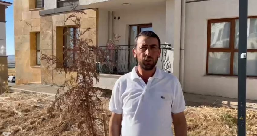 Elazığ’ın Sarıçubuk Köyü’nde inşa edilen TOKİ konutlarına yerleşen depremzedeler, yüklenici