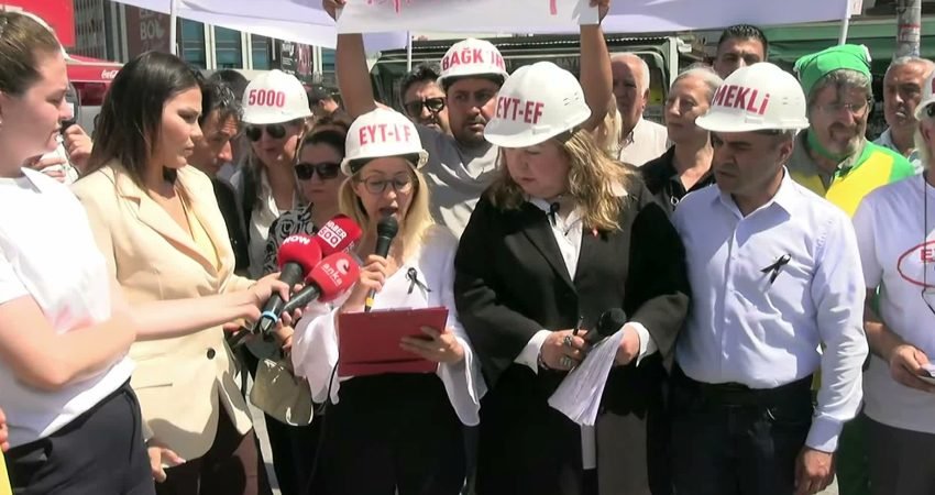 Emekliler Kadıköy'de bir araya gelerek TÜİK'in ilk 6 ay için