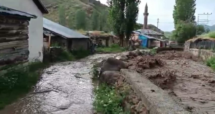Erzurum’un Oltu ilçesine bağlı Çatak Mahallesi’nde sağanak sonrası Dümbüllü Deresi
