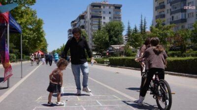 Eskişehir Büyükşehir Belediyesi'nin sürdürülebilir ulaşımı teşvik etmek amacıyla düzenlediği "Arabasız