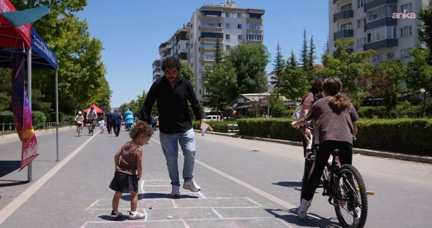 Eskişehir Büyükşehir Belediyesi'nin sürdürülebilir ulaşımı teşvik etmek amacıyla düzenlediği "Arabasız