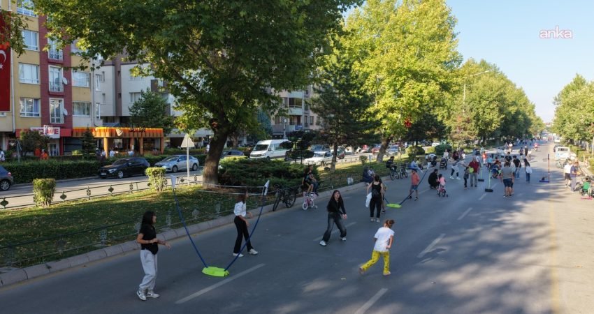 Eskişehir Büyükşehir Belediyesi'nin "Arabasız Pazar" etkinliğinde Atatürk Bulvarı bir günlüğüne