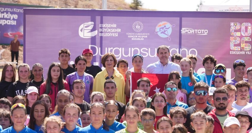 Eskişehir Büyükşehir Belediyesi'nin ev sahipliğinde Sarısungur Göleti'nde düzenlenen Durgunsu Kano