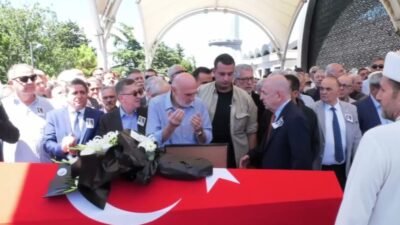 Yaşamını yitiren gazeteci Vedat Yenerer, Üsküdar Şakirin Camisi'nde kılınan cenaze