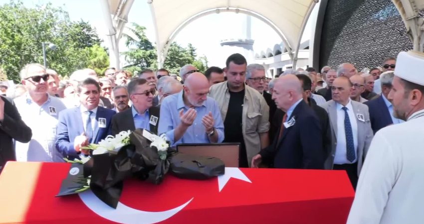Yaşamını yitiren gazeteci Vedat Yenerer, Üsküdar Şakirin Camisi'nde kılınan cenaze