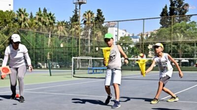 Muratpaşa Belediyesi, yaz dönemi spor okulları kapsamında ücretsiz tenis eğitimlerini