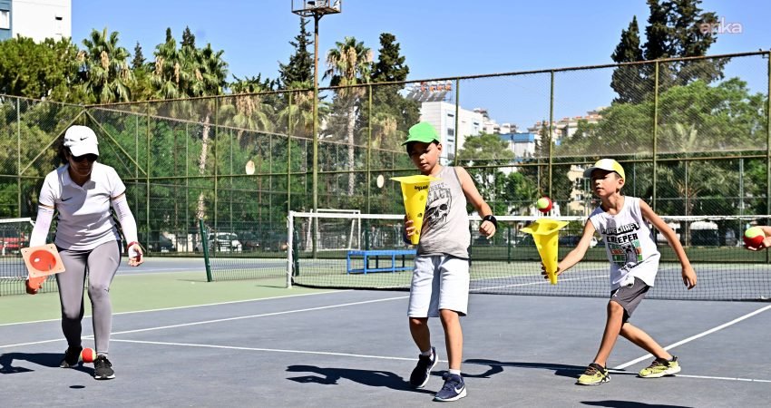 Muratpaşa Belediyesi, yaz dönemi spor okulları kapsamında ücretsiz tenis eğitimlerini
