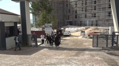 Malatya'nın Akçadağ ilçesinde evinde bıçakla yaralı halde bulunmasının ardından kaldırıldığı