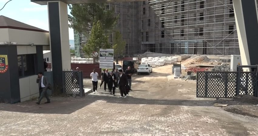 Malatya'nın Akçadağ ilçesinde evinde bıçakla yaralı halde bulunmasının ardından kaldırıldığı