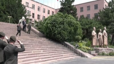 Genelkurmay Başkanı Orgeneral Selçuk Bayraktaroğlu, Kanada Genelkurmay Başkanı Orgeneral Jennie