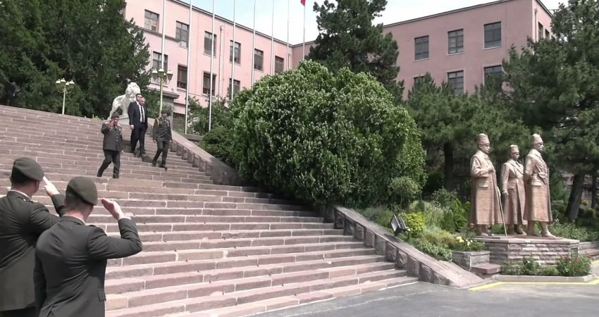 Genelkurmay Başkanı Orgeneral Selçuk Bayraktaroğlu, Kanada Genelkurmay Başkanı Orgeneral Jennie