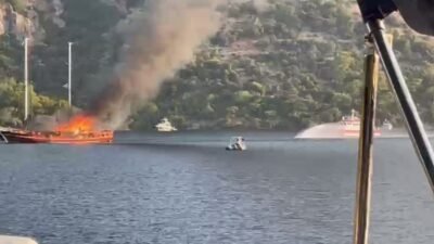 Muğla'nın Fethiye ilçesinin Göcek Mahallesi'ndeki Hamam Koyu'nda bir teknede yangın