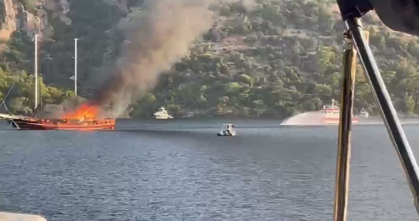 Muğla'nın Fethiye ilçesinin Göcek Mahallesi'ndeki Hamam Koyu'nda bir teknede yangın