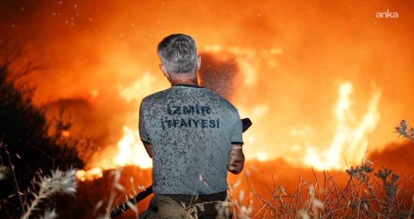 Balıkesir’in Gömeç ilçesinde başlayan orman yangını, kuvvetli rüzgarın etkisiyle İzmir’in