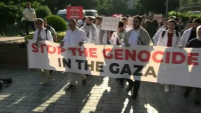Bir grup hekim ve sağlık çalışanı Gazze'de hastalarının başından ayrılmamasıyla