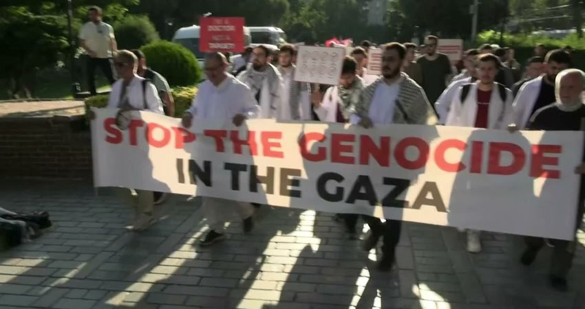 Bir grup hekim ve sağlık çalışanı Gazze'de hastalarının başından ayrılmamasıyla