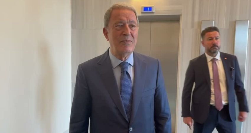 Milli Savunma Komisyonu Başkanı Hulusi Akar, şehit yakınları ve gazilerle