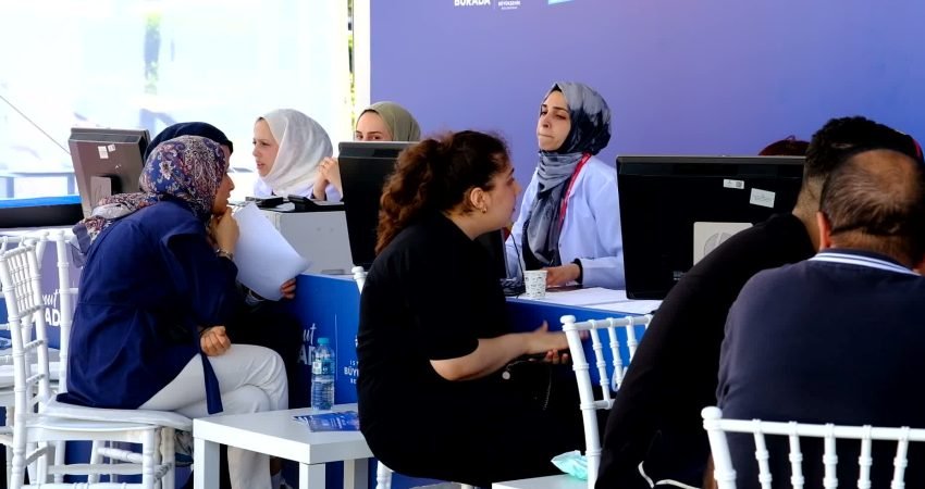 İstanbul Büyükşehir Belediyesi’nin (İBB) Yükseköğrenim Kurumları Sınavı’na (YKS) giren gençler