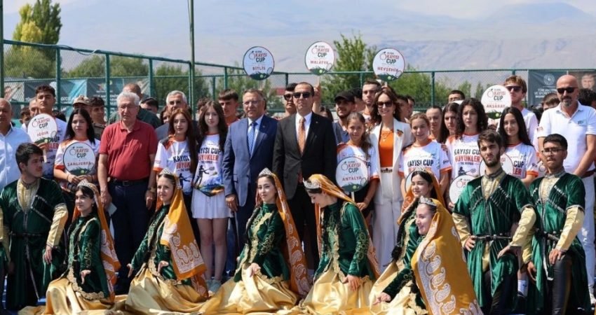 Iğdır'da bu yıl 6'ncısı düzenlenen Kayısı Cup Tenis Turnuvası, Türkiye'nin