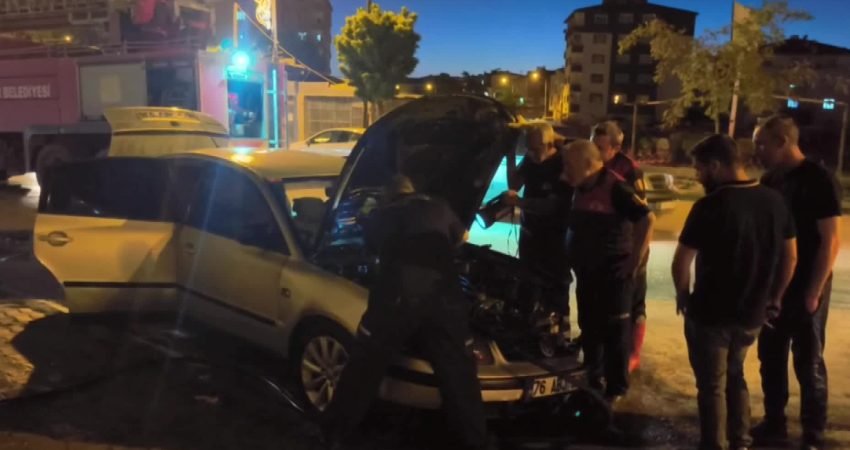 Iğdır'da park halindeki bir otomobilin aküsünün patlaması sonucu çıkan yangın,