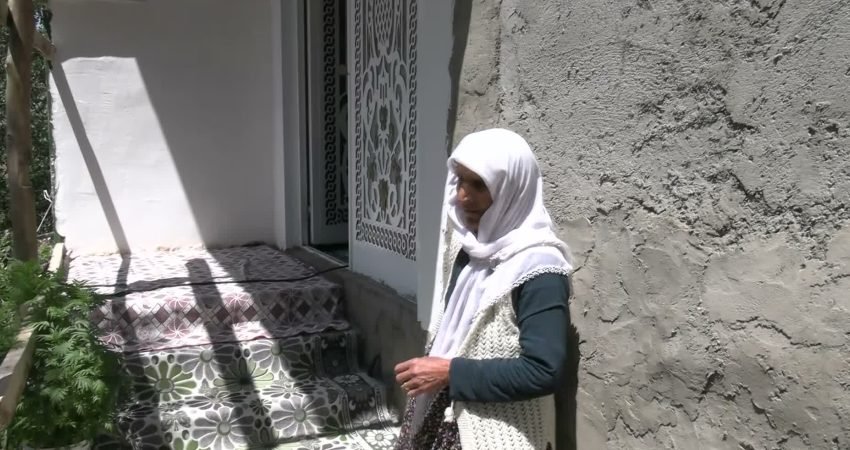 Hakkari’nin Yüksekova ilçesinde tek geçim kaynakları olan ineğin uçuruma yuvarlanarak