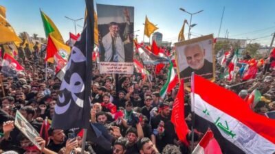 İran'ın öldürülen Dini Lideri Ayetullah Ali Hamaney için düzenlenen cenaze