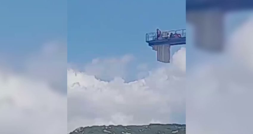 Isparta'da yapımı devam eden TOKİ inşaatında çalışan 3 işçi, ücretlerini