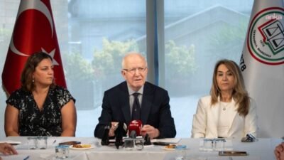 İstanbul Barosu Başkanı İbrahim Kaboğlu, Türkiye'nin farklı barolarından bir grup