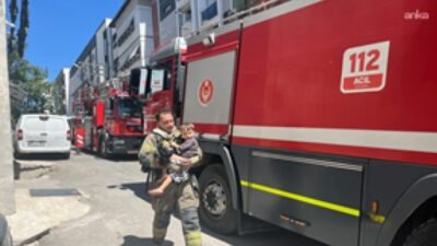 İzmir’in Bayraklı ilçesinde 3 katlı bir binanın ikinci katında yangın çıktı.