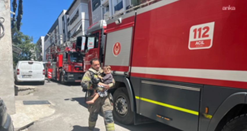 İzmir’in Bayraklı ilçesinde 3 katlı bir binanın ikinci katında yangın çıktı.