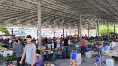 İYİ Parti Osmaniye İl Başkanı Serhat Kılıç, Perşembe semt pazarında