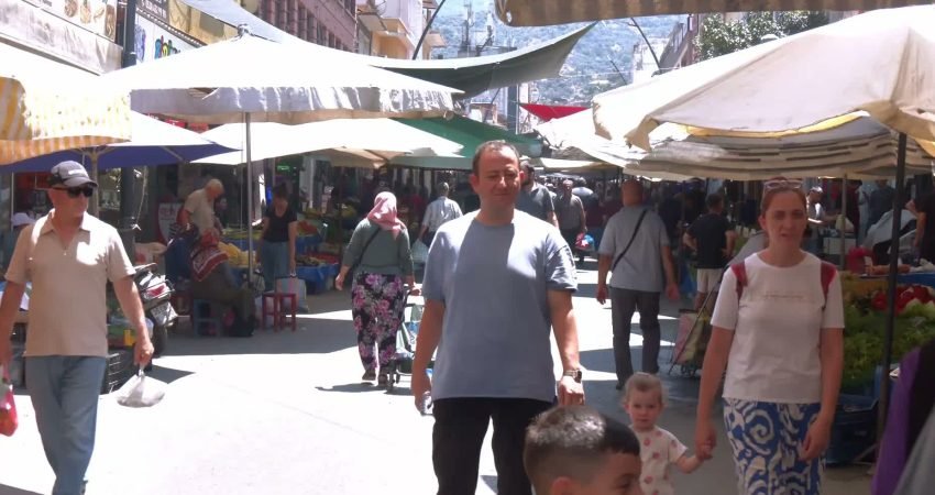 İYİ Parti Genel Başkan Yardımcısı Kevser Ofluoğlu, İzmir'in Tire ilçesinde