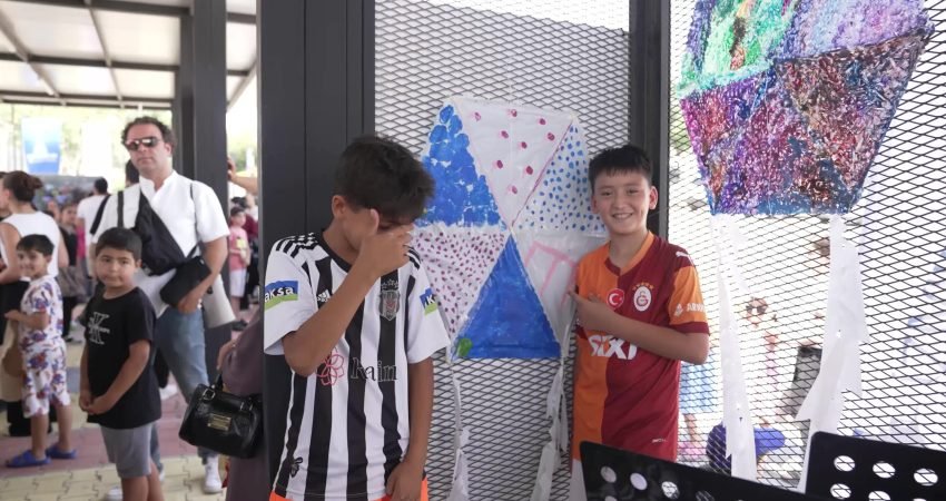 İzmir Büyükşehir Belediye Başkanı Cemil Tugay, Kadifekale'de düzenlenen "Kadifekale Uçurtma