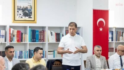 İzmir Büyükşehir Belediye Başkanı Cemil Tugay, bir araya geldiği Kemeraltı