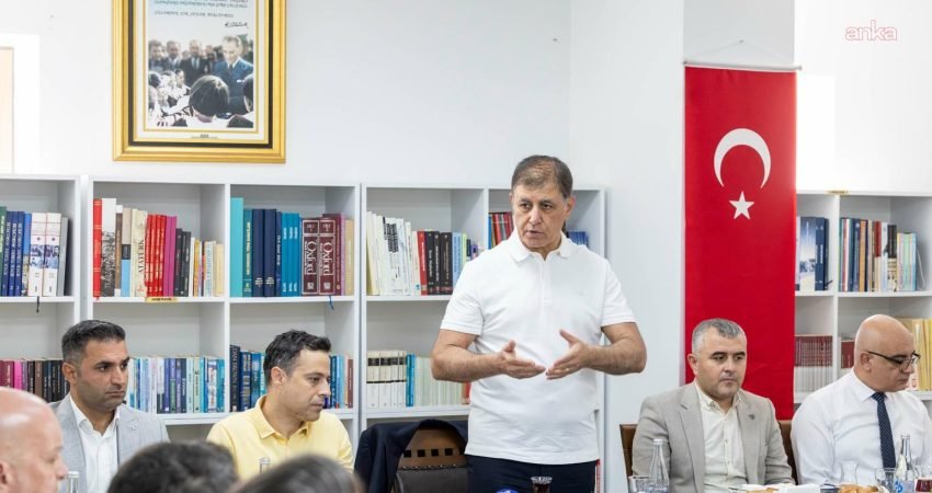 İzmir Büyükşehir Belediye Başkanı Cemil Tugay, bir araya geldiği Kemeraltı