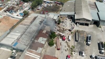 İzmir Büyükşehir Belediyesi itfaiye ekipleri, Bayraklı'da otomotiv sektöründe faaliyet gösteren