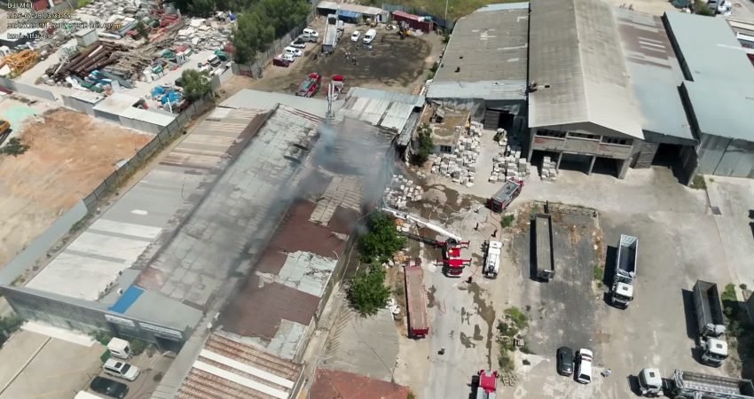 İzmir Büyükşehir Belediyesi itfaiye ekipleri, Bayraklı'da otomotiv sektöründe faaliyet gösteren