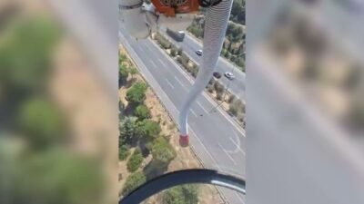 İzmir'in Buca ilçesinde, Çevreyolu Gökdere mevkisi otoban kenarında yangın çıktı.