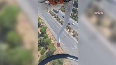 İzmir'in Buca ilçesinde, Çevreyolu Gökdere'de otoban kenarında çıkan yangın ekiplerin