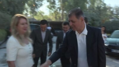 İzmir Büyükşehir Belediye Başkanı Cemil Tugay, İZBETON'un Bornova’daki şantiyesinde çalışanlarla