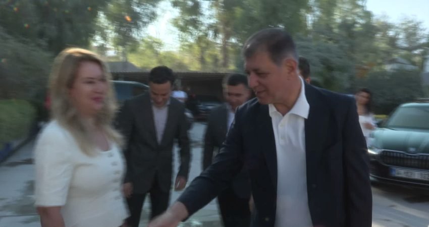 İzmir Büyükşehir Belediye Başkanı Cemil Tugay, İZBETON'un Bornova’daki şantiyesinde çalışanlarla