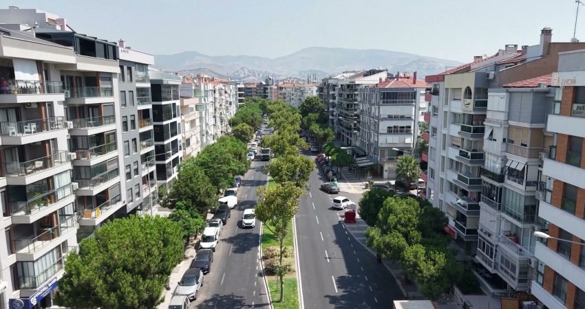 İzmir Büyükşehir Belediyesi, Karşıyaka’nın en yoğun ulaşım akslarından Girne Bulvarı’ndaki