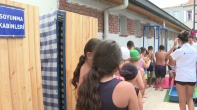 İzmir Büyükşehir Belediyesi'nin her yaz hizmete sunduğu portatif havuz, bu