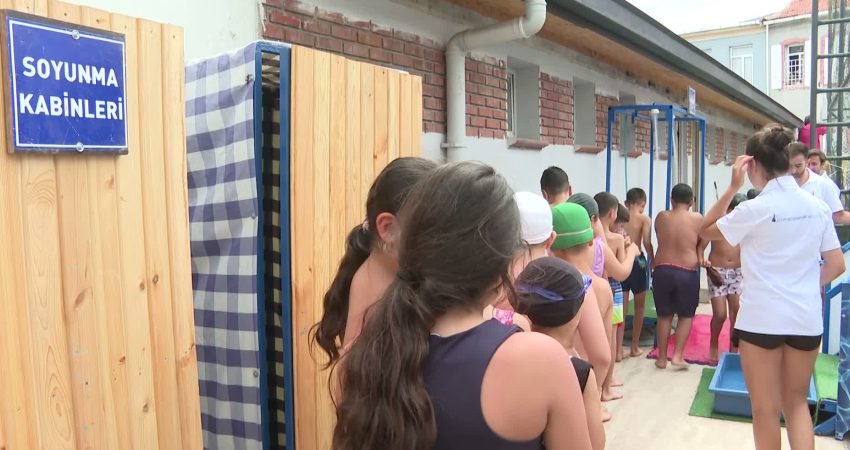 İzmir Büyükşehir Belediyesi'nin her yaz hizmete sunduğu portatif havuz, bu