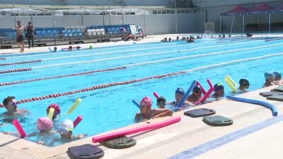 İzmir Büyükşehir Belediyesi'nin yaz spor okulları kapsamında düzenlediği yüzme eğitimleri