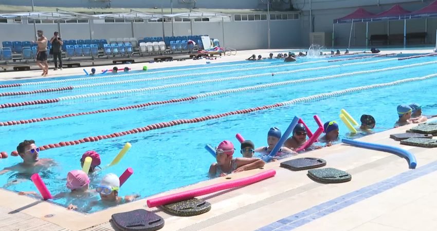 İzmir Büyükşehir Belediyesi'nin yaz spor okulları kapsamında düzenlediği yüzme eğitimleri