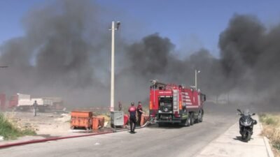 Çiğli'nin Kaklıç Mahallesi'nde tekne yapımında kullanılan polyester malzemelerin açık alanda