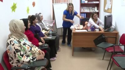 İzmir'de Eşrefpaşa Hastanesi’ndeki Gebe Okulu’nda anne adayları kulaktan dolma bilgiler